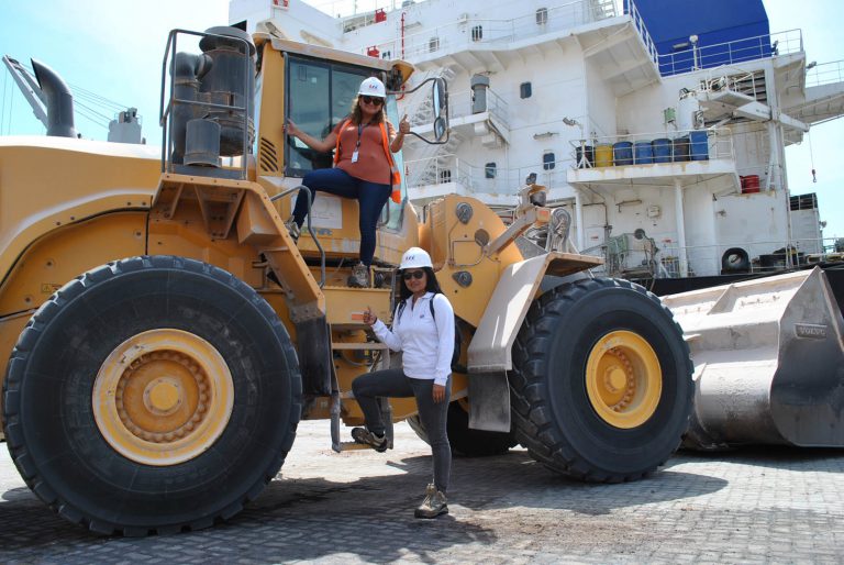 ITI incorpora dos mujeres como operadoras de maquinaria pesada