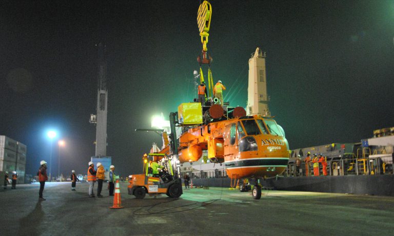 ITI realiza inédita operación para embarcar helicóptero cisterna más grande del mundo